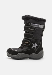 Zwarte winterlaars met een kunstbont top, gemaakt van suède en nylon, drie verstelbare klittenbandsluitingen, reflecterende accenten en een ster ontwerp.