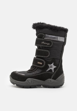 Bota de inverno preta com parte superior de pele sintética, material em camurça e nylon, três tiras de Velcro ajustáveis, detalhes refletivos e um design de estrela.