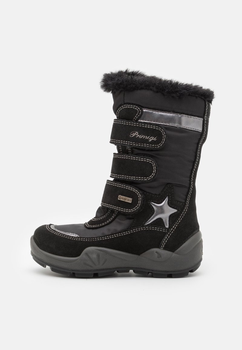 Zwarte winterlaars met een kunstbont top, gemaakt van suède en nylon, drie verstelbare klittenbandsluitingen, reflecterende accenten en een ster ontwerp.
