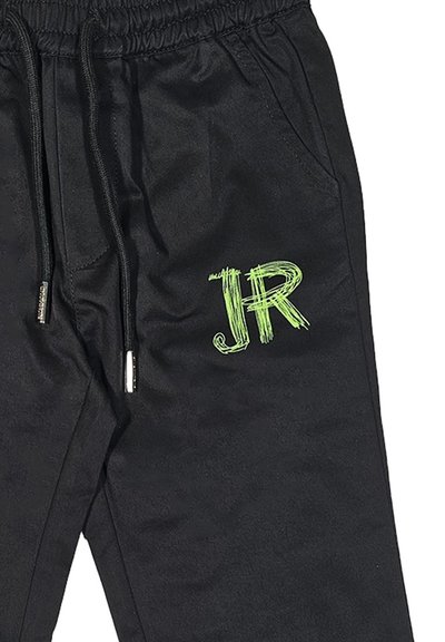 Pantaloni jogger neri realizzati in morbido tessuto, con un grafico verde "JR" ricamato sulla gamba sinistra e una vita elastica con stringhe.
