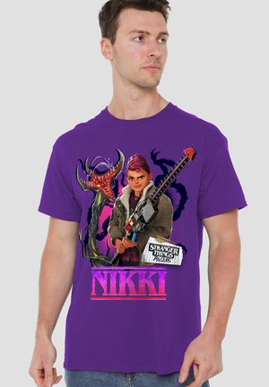 NETFLIX, STRANGER THINGS TALES FROM 85 NIKKI - Print T-shirt - purple