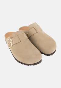 Beige mokasiner av semsket lær med avrundet tå, to frontreimer, en gullbelagt spenne, og teksturerte gummisåler.