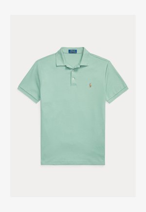 Gaiši zaļa īsroku polokrekls ar divām pogām un mazu izšūtu polo spēlētāja logotipu kreisajā krūšu pusē.