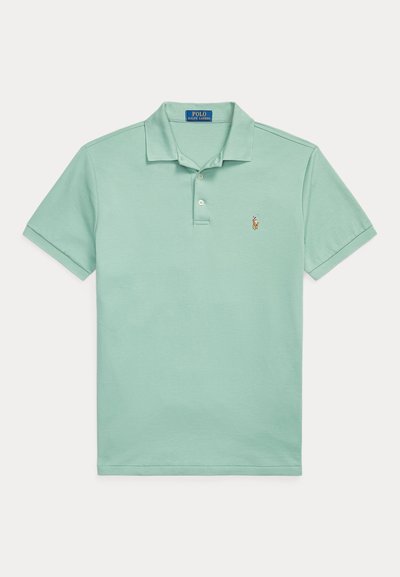 Svetlo zelena polo majica s kratkimi rokavi, dvema gumboma in majhno vezeno logo igralca polo na levi prsni strani.