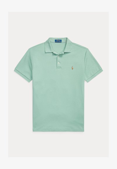 Svetlo zelena polo majica s kratkimi rokavi, dvema gumboma in majhno vezeno logo igralca polo na levi prsni strani.