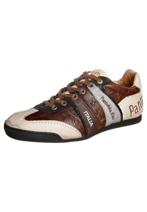 Brązowy, beżowy i czarny skórzany sneaker z sznurowadłami, ozdobiony trzema gwiazdkami oraz napisami "ITALIA" i "Panicale Uno".