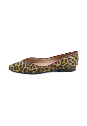 Las bailarinas de estampado de leopardo presentan una parte superior de tela texturizada en tonos terrenales, con un ribete burdeos en contraste y un bajo tacón de goma negra.