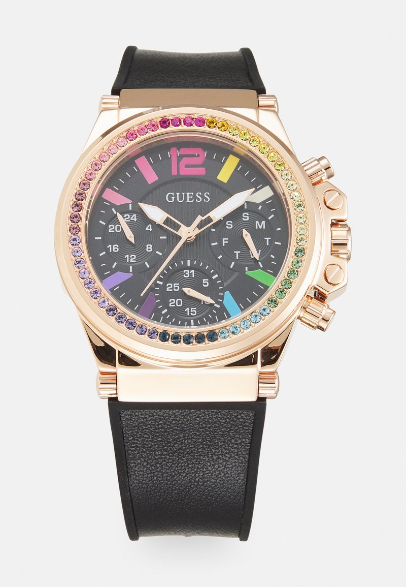 Montre Guess avec un bracelet en cuir noir, un boîtier en rose gold, une lunette en cristal multicolore et un cadran noir avec de gros index et des sous-cadrans.