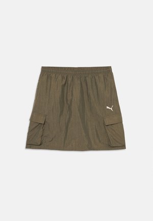 Olivovo zelená bežná sukňa s elastickým pásom, dvoma bočnými nákladnými vreckami so klopami a bielym logom Puma na pravom vrecku.