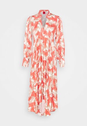 Longue robe corail avec imprimé oiseau grue blanc, manches longues bouffantes et ouverture en V sur le devant.