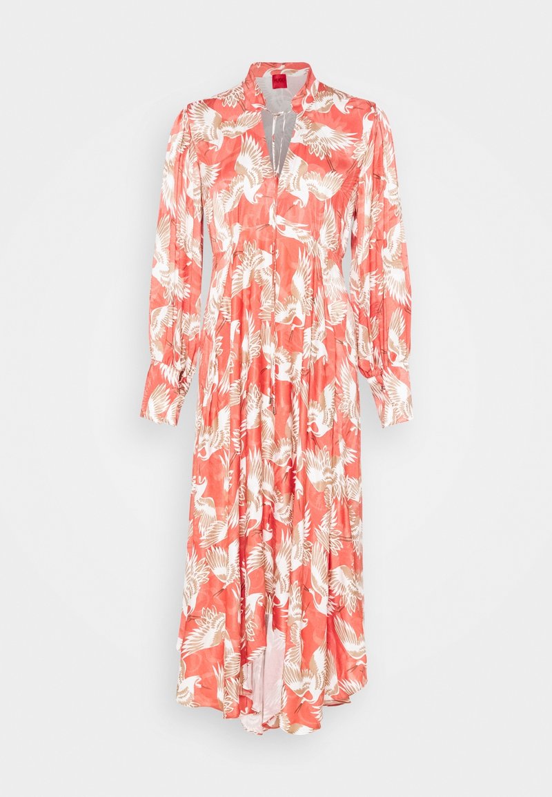 Longue robe corail avec imprimé oiseau grue blanc, manches longues bouffantes et ouverture en V sur le devant.