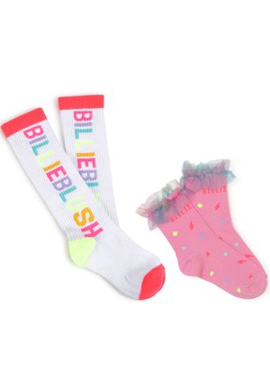Deux paires de chaussettes : l'une montante avec un design à rayures blanches et le texte coloré "BILLIEBLUSH", et l'autre une chaussette rose de cheville avec des bords froncés et des motifs.