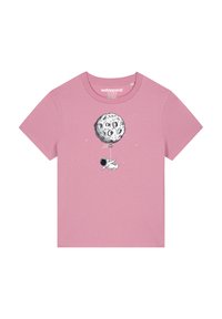 Rosa Baumwoll-T-Shirt mit einem Grafikmotiv eines Astronauten, der einen ballonförmigen Mond hält, im Hintergrund mit Sternen.