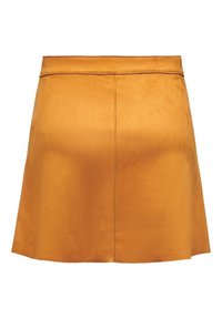 En A.A. kompatibel orange faux mockaskinn mini kjol med en slät textur, utsvängd siluett och platt midjeband. Ingen synlig hårdvara eller dekorationer.