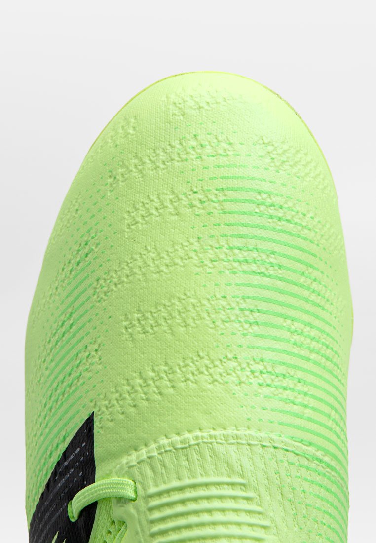 Groene gestructureerde sportieve schoen bovenkant met gestreepte patronen, voorzien van een zwarte accent en een gestructureerd vetergebied. Lichtgewicht materiaal.