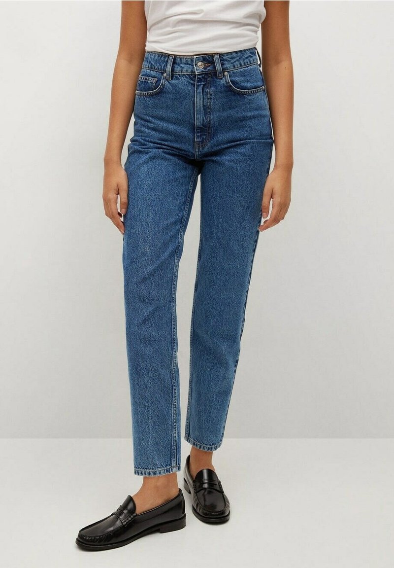 Jean bleu taille haute en denim avec une jambe droite, doté d'un design à cinq poches, d'un léger délavage et d'une fermeture à bouton sur le devant.