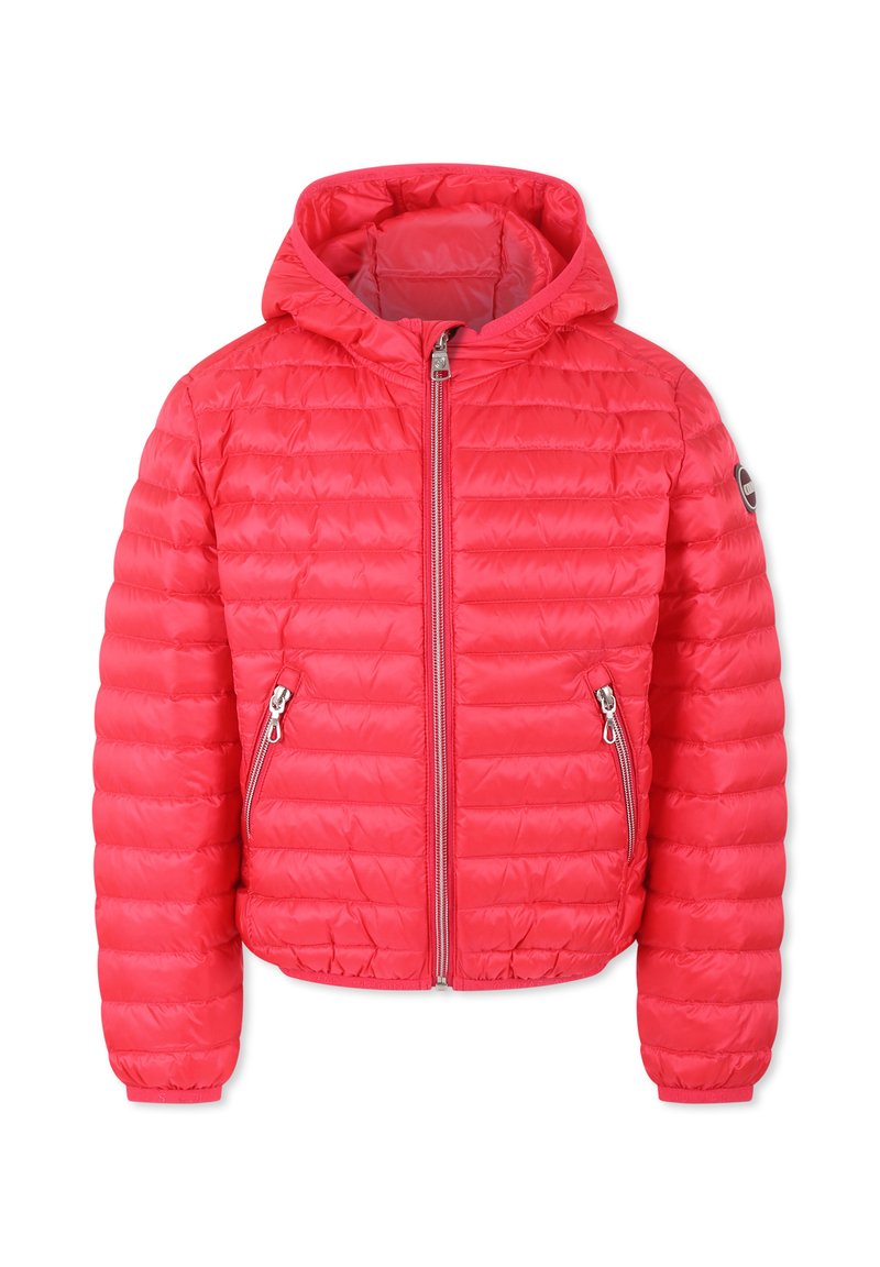 Giacca puffer rossa con zip frontale, cappuccio e due tasche laterali con zip. Presenta una texture trapuntata orizzontale e polsini elastici.