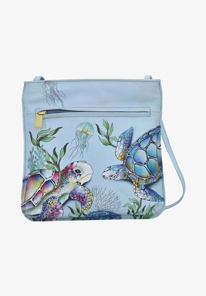 Lichtblauwe schoudertas met illustraties van een schildpad en kwal, met een bovenste ritsluiting en een verstelbare schouderband. Soepele textuur, levendige kleuren.