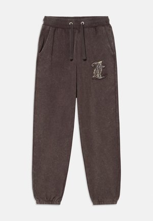 Calças de fato cinza-escuras feitas de um tecido macio, com uma cintura elástica, cordão, punhos canelados e um aplique decorativo em formato de letra.