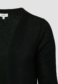 Zwarte gebreide cardigan met een V-halsontwerp, voorzien van een textuurstof en een open voorkant. Label zichtbaar op de halslijn.