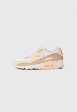 Nike Air Max tenisice u bijeloj, krem i ružičastoj boji, s gornjim dijelom od mrežice i kože, vidljivom zračnom jastučićem i strukturiranom potplatom.