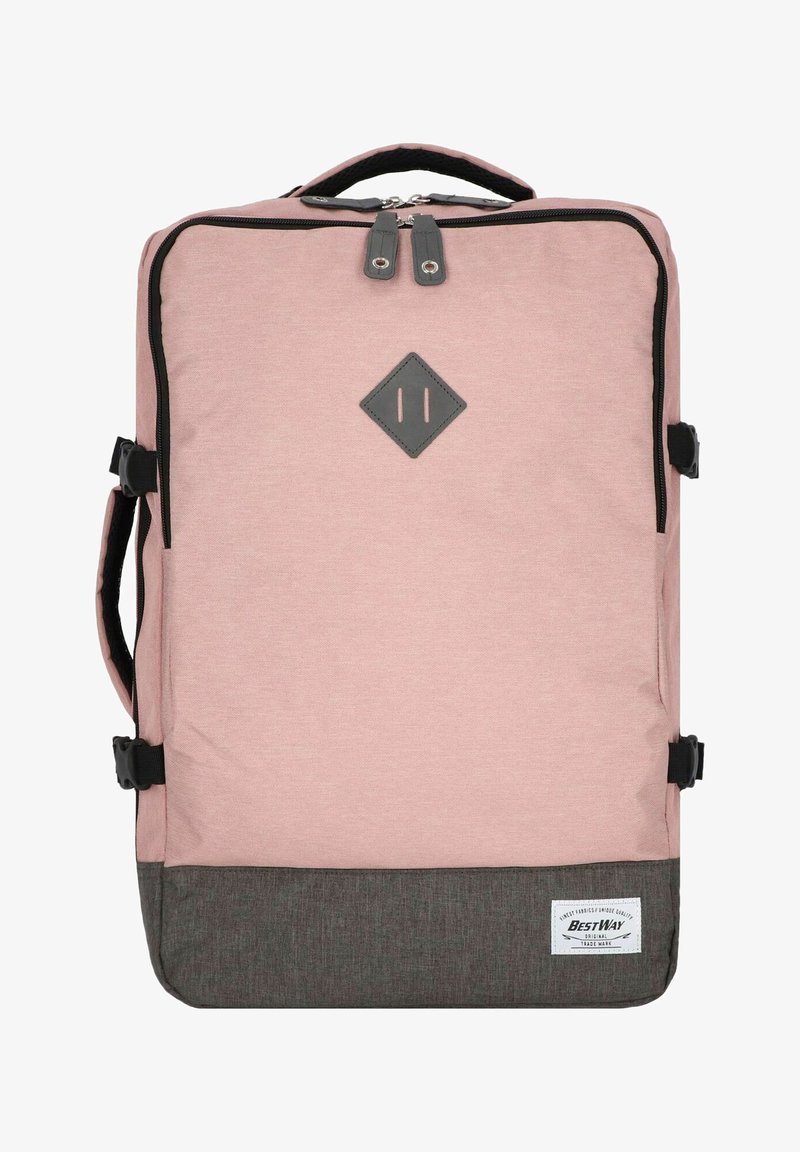 Sac à dos en tissu rose avec un fond gris foncé. Présente un accent en forme de diamant, des doubles zips et des sangles ajustables sur les côtés.