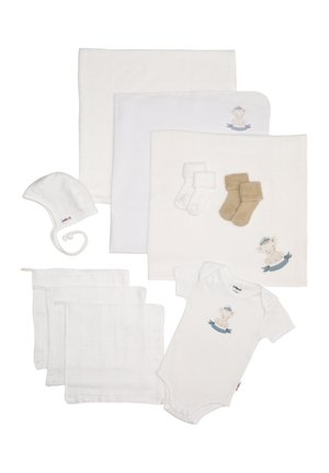 Set von Babyartikeln, einschließlich weißer Wickel Decken, einem Einteiler mit Elefantendesign, Socken und einer Mütze, aus weichen, strukturierten Stoffen.