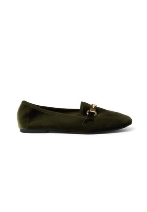 Zapato plano de ante verde oscuro con punta afilada y detalle de hebilla dorada en la parte superior, visto de lado sobre un fondo blanco.