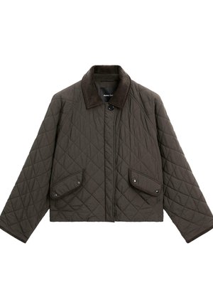 Veste matelassée marron foncé avec un col en velours côtelé, poches avant et un design carré. Présente une fermeture à boutons-pression et un tissu texturé.