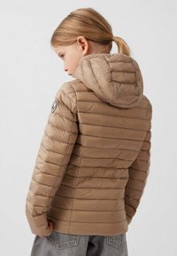 Gewatteerd jack in lichtbruin met horizontale doorgestikte lijnen, afneembare capuchon en logopatch op de schouder. Glad, glanzend materiaal.