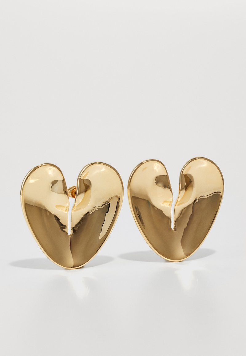 Goudkleurige, hartvormige oorbellen met een reflecterend, glad oppervlak en een uniek gesplitst ontwerp in het midden, dat een moderne esthetiek uitstraalt.