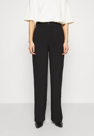 Pantaloni neri a vita alta realizzati in un tessuto liscio, con taglio dritto, chiusura con bottone e design minimalista.