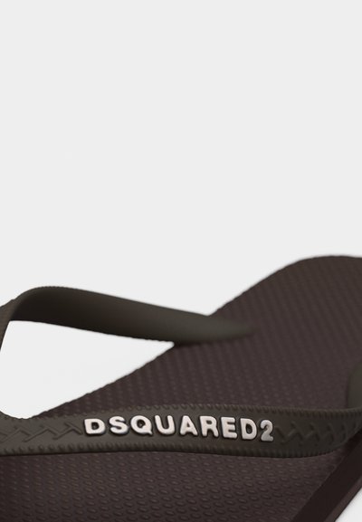Sandale tong marron avec semelle texturée et logo "DSQUARED2" embossé sur la bride.