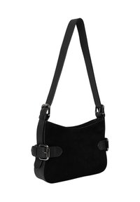 Sort ruskind crossbody taske med en glat læderrem, en rund form og spænde-accenter på siderne. Lynlåslukning i toppen.