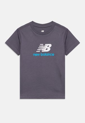 Σκούρα γκρι κοντομάνικο t-shirt με λευκό και μπλε λογότυπο New Balance στο κέντρο του στήθους σε απλό φόντο.