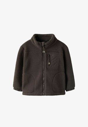 Tmavě šedá fleecová bunda s celopropínacím zipem, vysokým límcem, dvěma spodními kapsami a zipovou kapsou na levé straně na hrudi.