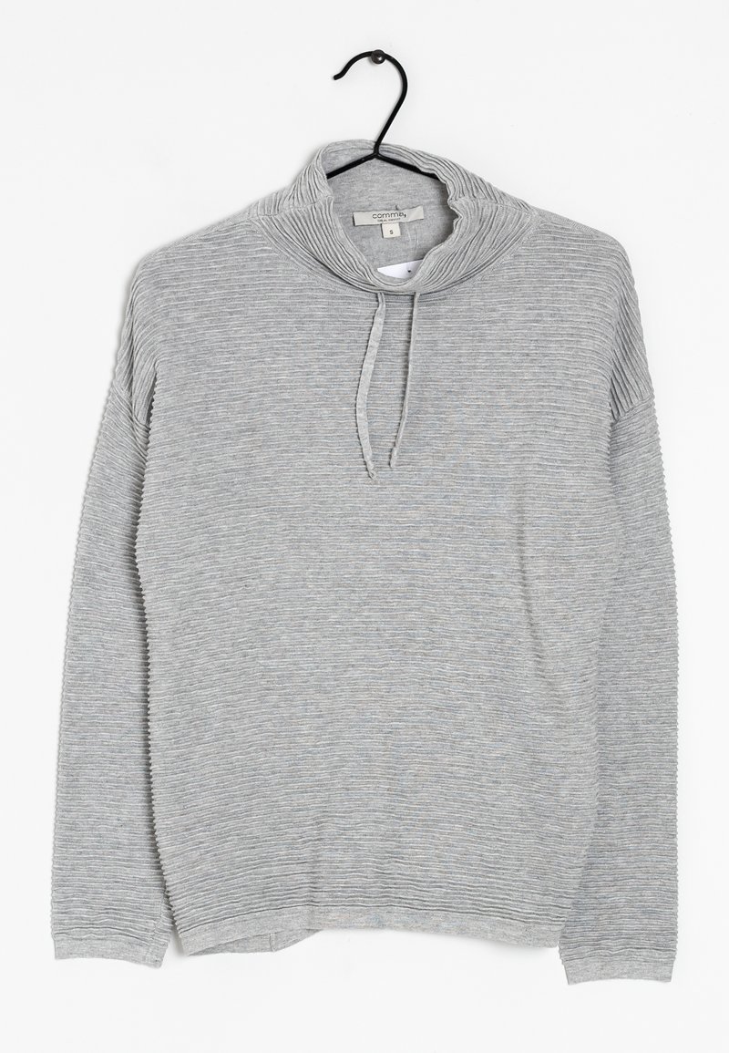 Maglione grigio a collo alto con texture a coste e strisce tonali. Presenta un cordino e maniche lunghe. Appeso a un gancio nero.