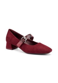 Zapatos de tacón de gamuza burdeos con un pequeño tacón cuadrado, que cuentan con una correa decorativa con un estampado de piel de serpiente y una hebilla plateada.
