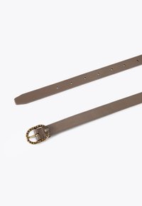 Cintura in pelle marrone con finitura testurizzata, dotata di una fibbia ovale in tonalità oro decorata con borchie. Include diversi fori di regolazione.