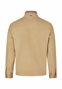 Beige Jacke mit Stehkragen, langen Ärmeln, geknöpften Manschetten und einem kontrastierenden gestreiften Akzent am Kragen. Glatte Textur, simples Design.