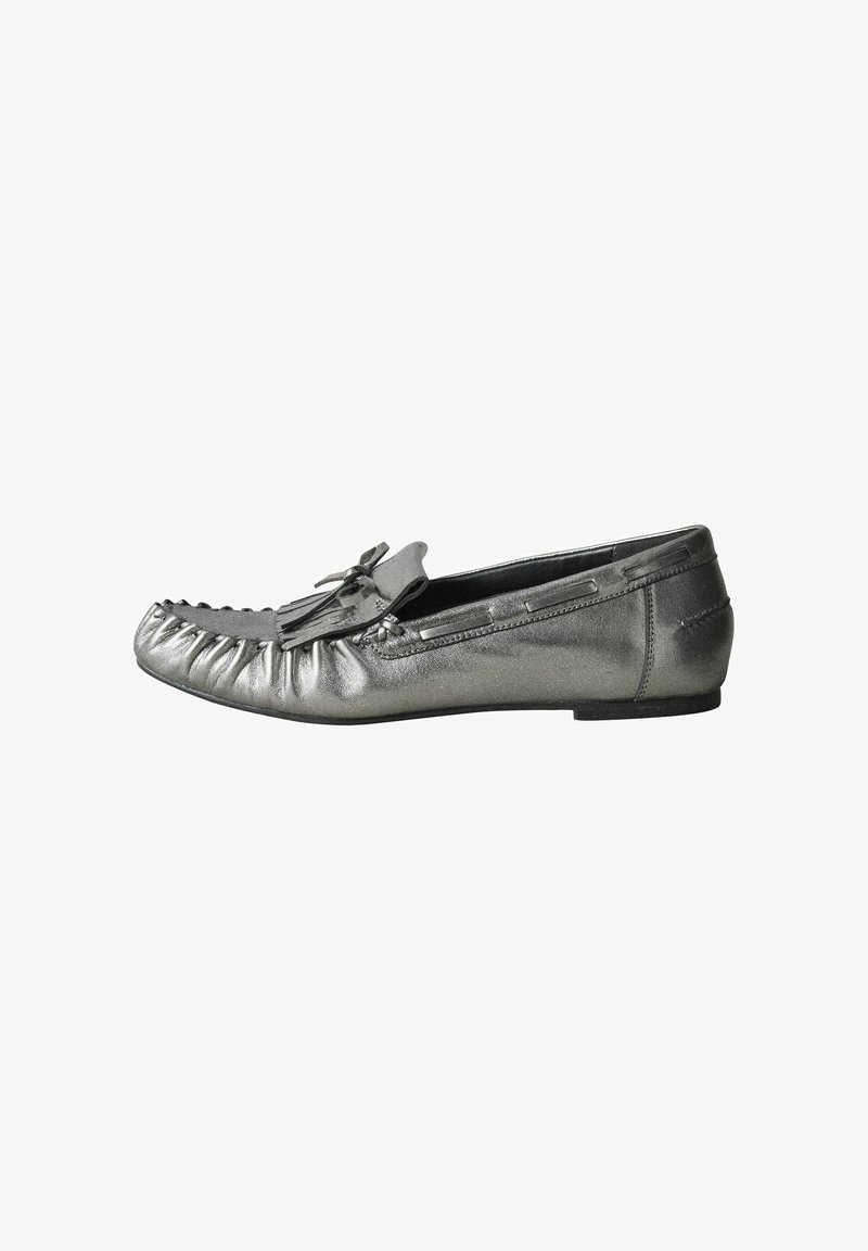 Mocassin en cuir argenté métallique avec pompons, coutures rassemblées sur l'avant-pied et semelle plate noire, présenté de profil.