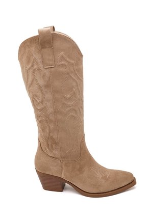 Botte cowboy mi-mollet en daim brun avec motifs décoratifs cousus, languette de tirage, bout pointu et talon bloc empilé.