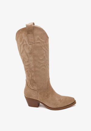 Botte cowboy mi-mollet en daim brun avec motifs décoratifs cousus, languette de tirage, bout pointu et talon bloc empilé.