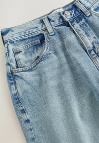 Jasnoniebieskie dżinsy denimowe z wyblakłym wzorem, pięcioma kieszeniami i zapinane na guziki. Charakteryzują się teksturowaną tkaniną oraz przeszyciami.