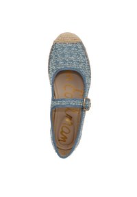 Scarpa slip-on di tessuto blu con punta intrecciata simile al jute, dotata di tacco piatto e fibbia decorativa sul cinturino. Scritta dorata all'interno.