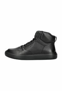 Zapatillas altas negras hechas de cuero texturizado con suela de goma negra, que cuentan con costuras intrincadas y un tobillo acolchado para mayor soporte.