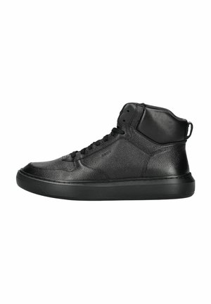 Zapatillas altas negras hechas de cuero texturizado con suela de goma negra, que cuentan con costuras intrincadas y un tobillo acolchado para mayor soporte.