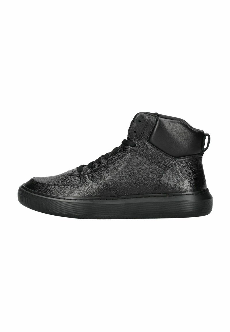 Zapatillas altas negras hechas de cuero texturizado con suela de goma negra, que cuentan con costuras intrincadas y un tobillo acolchado para mayor soporte.