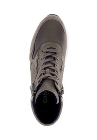 Bruine suède sneakers met tonale veters, een gestructureerde bovenkant en ritsdetails. Ronde neus en gevoerde inlegzool voor comfort.