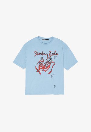 Gai zili krāsu īsām piedurknēm T-krekls ar sarkano baleta kurpju ilustrāciju, "Bimba y Lola" tekstu, zvaigzni un mazas sirds grafiku priekšpusē.